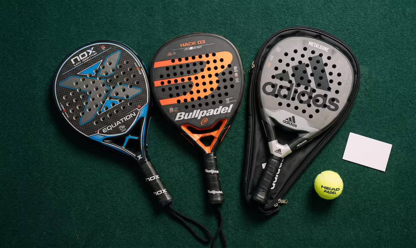 Drei Padel-Schläger als Flat-lay-Aufnahme